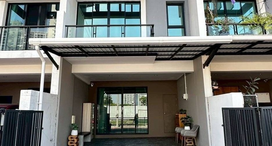For rent 3 bedrooms townhouse in Khlong Toei, Bangkok