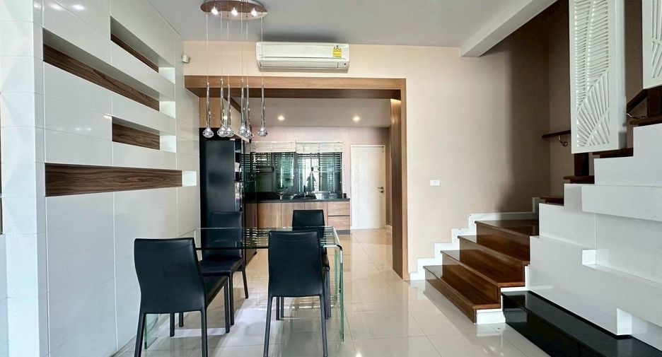 For rent 3 bedrooms townhouse in Khlong Toei, Bangkok