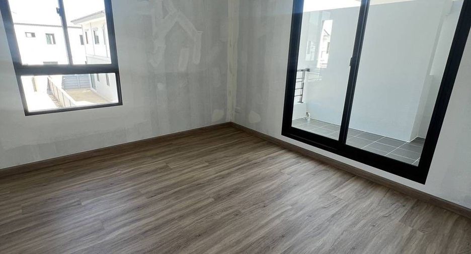 Casa en venta de 4 habitaciones en Mueang Samut Prakan, Samut Prakan