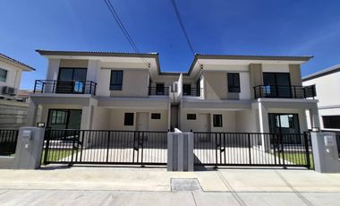 Casa en venta de 4 habitaciones en Mueang Samut Prakan, Samut Prakan