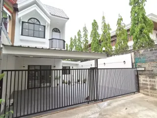 Reihenhaus zum Kauf mit 3 Zimmer in Khlong Sam Wa, Bangkok