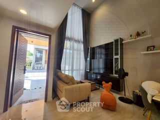 Casa adosada en alquiler y en venta de 3 habitaciones en Yan Nawa, Bangkok