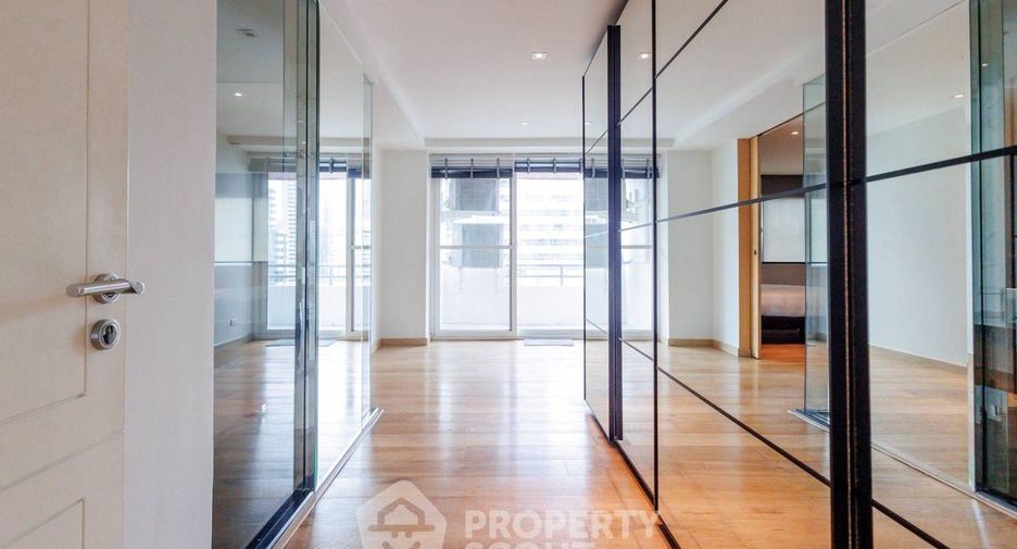 For sale 3 bedrooms condo in Khlong Toei, Bangkok