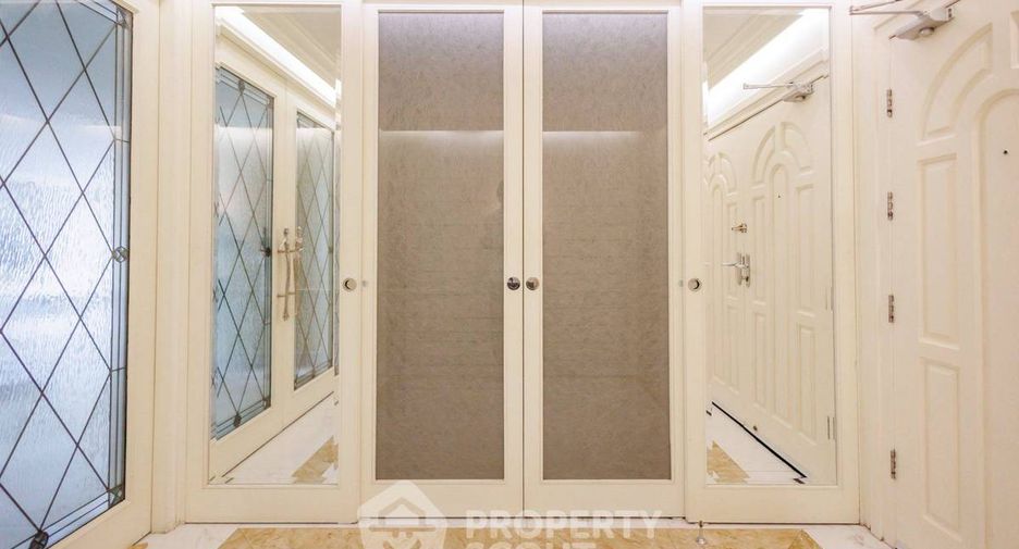 For sale 3 bedrooms condo in Khlong Toei, Bangkok