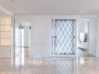 For sale 3 bedrooms condo in Khlong Toei, Bangkok