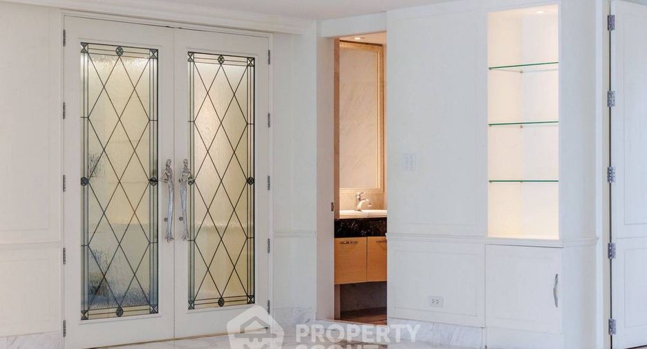 For sale 3 bedrooms condo in Khlong Toei, Bangkok