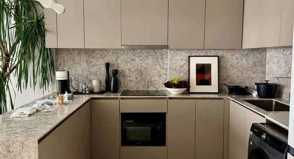For rent 3 bedrooms condo in Huai Khwang, Bangkok