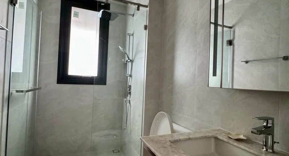 For rent 3 bedrooms condo in Huai Khwang, Bangkok