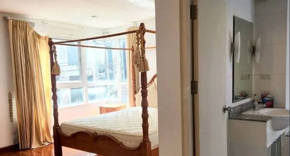 For sale 3 bedrooms condo in Watthana, Bangkok