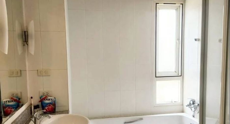 For sale 3 bedrooms condo in Watthana, Bangkok