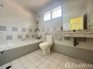 Casa adosada en venta de 3 habitaciones en Khlong Sam Wa, Bangkok