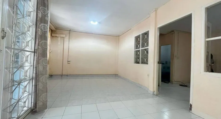 À vendre 3 chambres maison de ville à Khlong Sam Wa, Bangkok