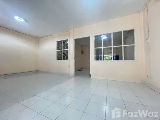 Casa adosada en venta de 3 habitaciones en Khlong Sam Wa, Bangkok