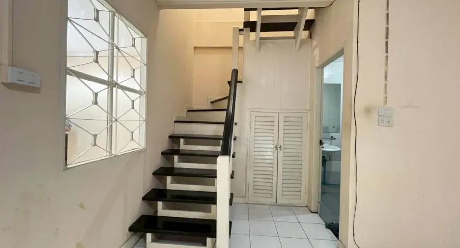 À vendre 3 chambres maison de ville à Khlong Sam Wa, Bangkok