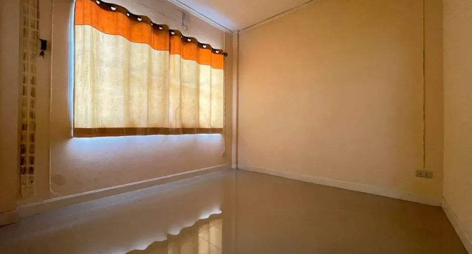 À vendre 3 chambres maison de ville à Khlong Sam Wa, Bangkok