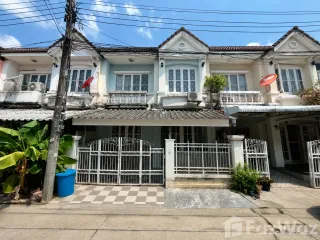 Casa adosada en venta de 3 habitaciones en Khlong Sam Wa, Bangkok