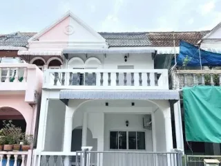 For rent 3 bedrooms townhouse in Phra Khanong, Bangkok