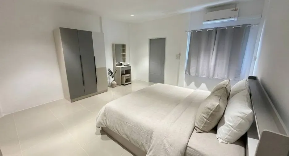 For rent 3 bedrooms townhouse in Phra Khanong, Bangkok
