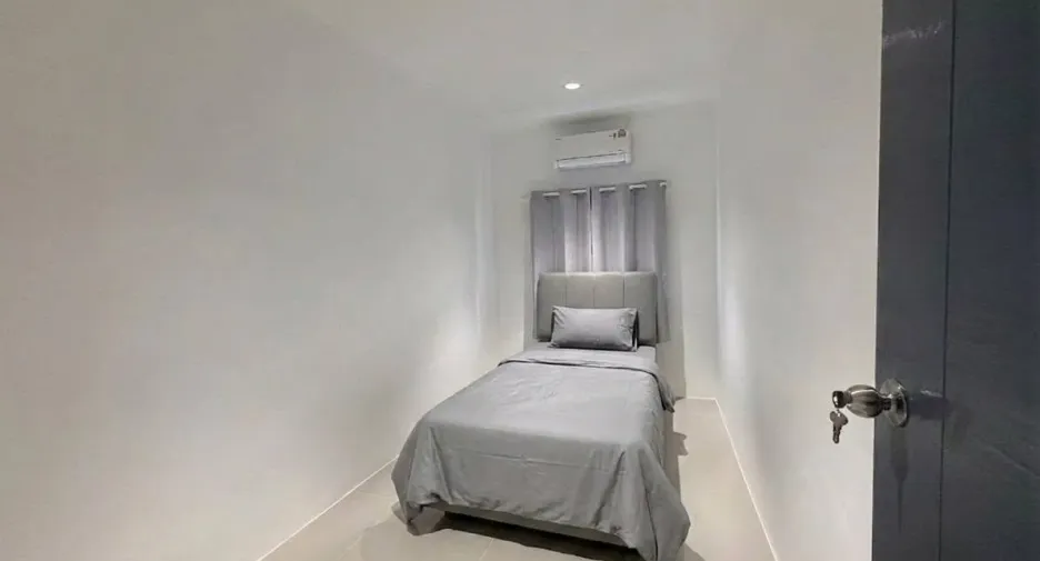 For rent 3 bedrooms townhouse in Phra Khanong, Bangkok