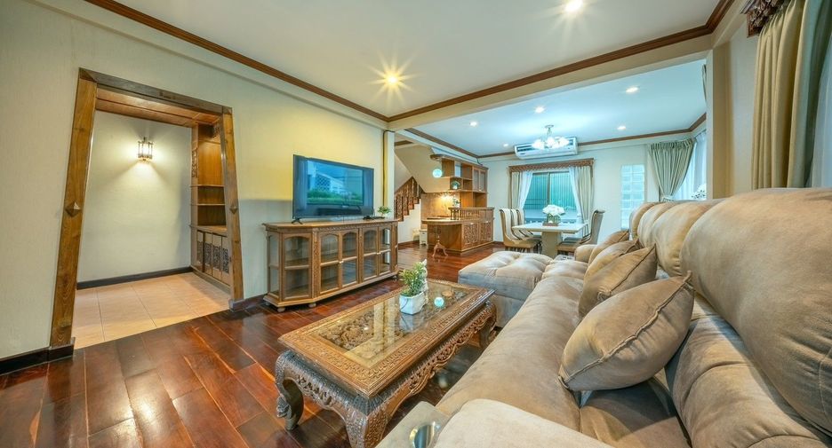 For rent 3 bedrooms villa in Sathon, Bangkok