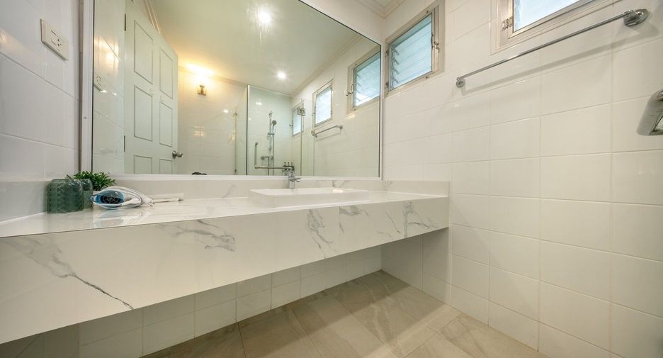 For rent 3 bedrooms villa in Sathon, Bangkok