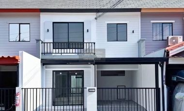 Casa adosada en venta de 3 habitaciones en Bang Khae, Bangkok