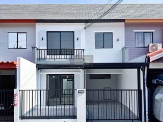 Casa adosada en venta de 3 habitaciones en Bang Khae, Bangkok