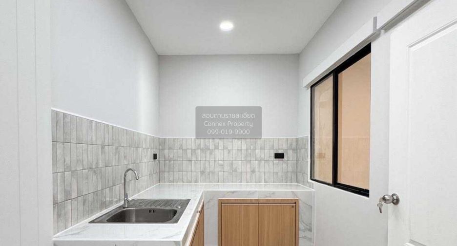 Casa adosada en venta de 3 habitaciones en Bang Khae, Bangkok
