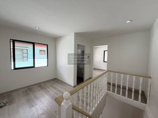 Casa adosada en venta de 2 habitaciones en Thawi Watthana, Bangkok