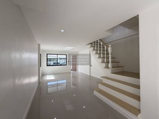 Casa adosada en venta de 2 habitaciones en Thawi Watthana, Bangkok
