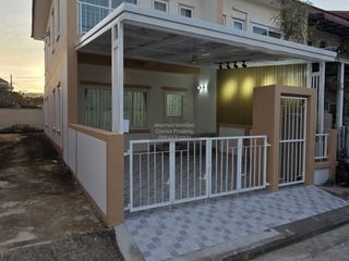 Casa adosada en venta de 3 habitaciones en Khlong Sam Wa, Bangkok