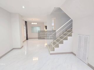 Casa adosada en venta de 3 habitaciones en Khlong Sam Wa, Bangkok