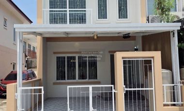Casa adosada en venta de 3 habitaciones en Khlong Sam Wa, Bangkok