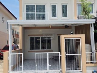 Casa adosada en venta de 3 habitaciones en Khlong Sam Wa, Bangkok