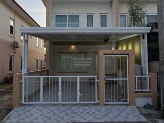 Casa adosada en venta de 3 habitaciones en Khlong Sam Wa, Bangkok