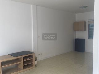 Casa adosada en venta de 3 habitaciones en Pak Kret, Nonthaburi