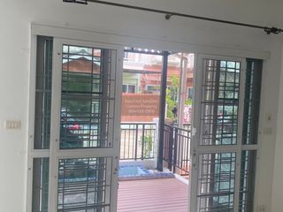 Casa adosada en venta de 3 habitaciones en Pak Kret, Nonthaburi