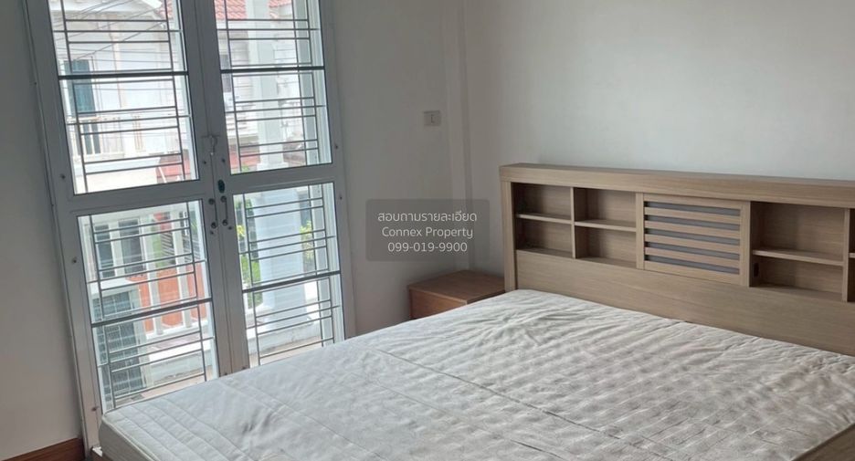 Casa adosada en venta de 3 habitaciones en Pak Kret, Nonthaburi