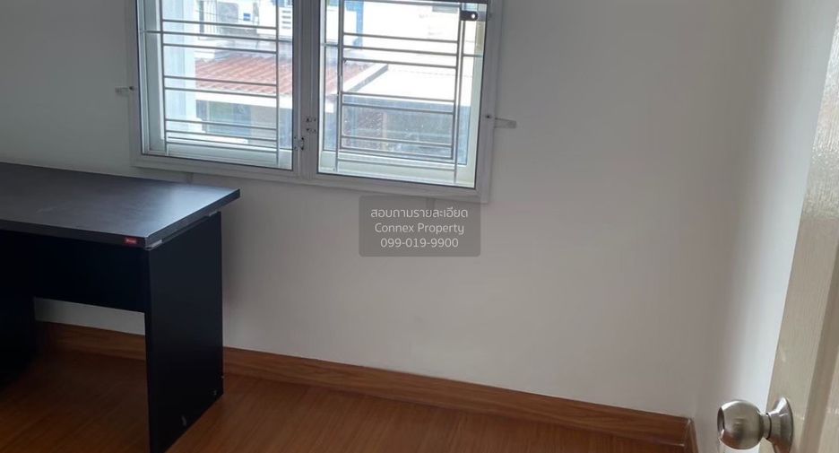 Casa adosada en venta de 3 habitaciones en Pak Kret, Nonthaburi