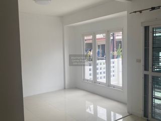Casa adosada en venta de 3 habitaciones en Pak Kret, Nonthaburi