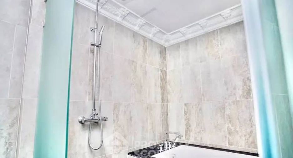For sale 3 bedrooms condo in Khlong Toei, Bangkok