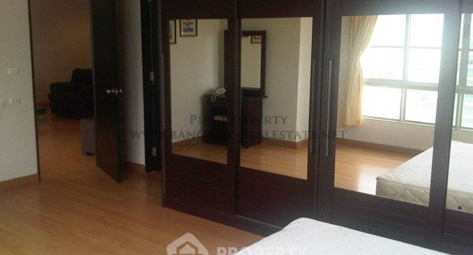 For rent 3 bedrooms condo in Khlong Toei, Bangkok