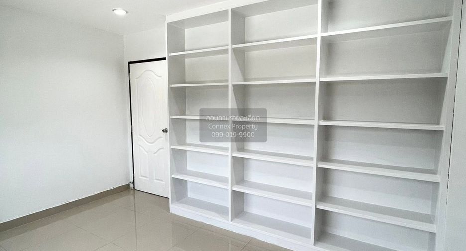 For rent 4 bedrooms townhouse in Bang Khen, Bangkok