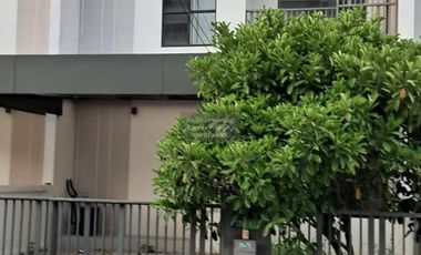 For rent 3 bedrooms townhouse in Saphan Sung, Bangkok