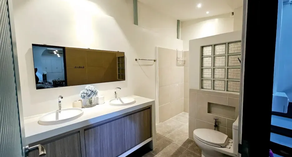 For rent 3 bedrooms townhouse in Phra Khanong, Bangkok