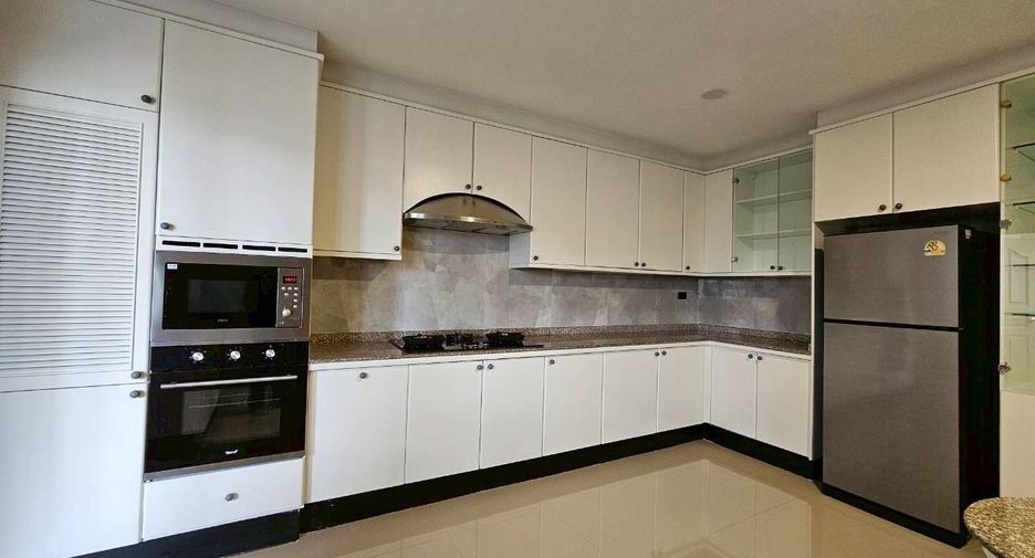 For rent 4 bedrooms condo in Watthana, Bangkok