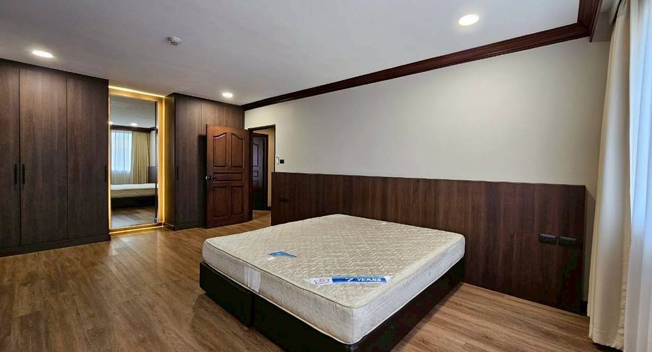 For rent 4 bedrooms condo in Watthana, Bangkok