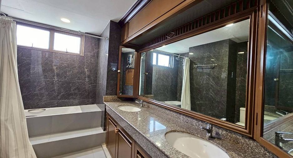 For rent 4 bedrooms condo in Watthana, Bangkok