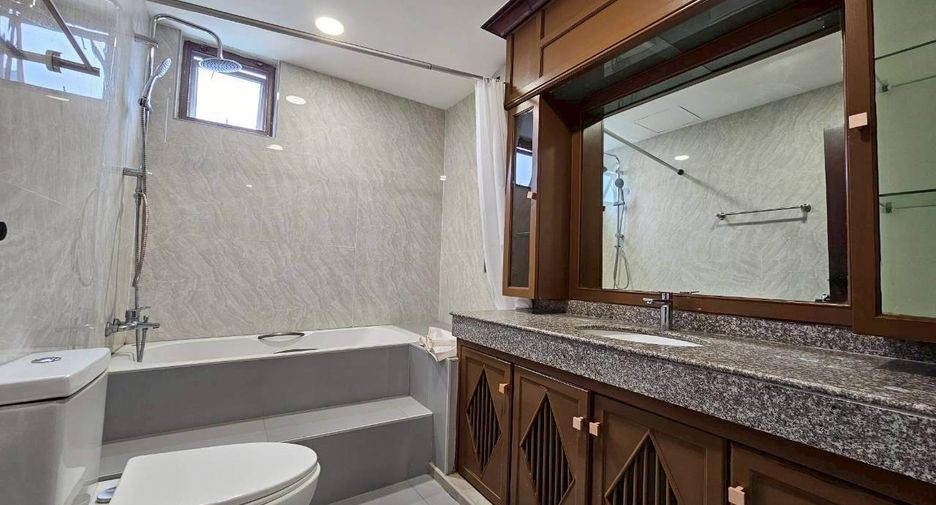 For rent 4 bedrooms condo in Watthana, Bangkok