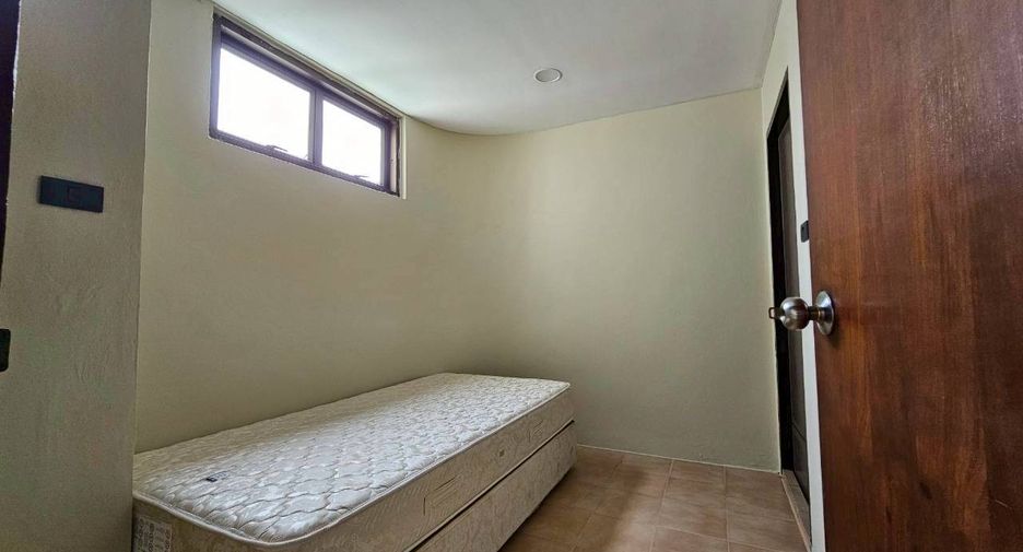 For rent 4 bedrooms condo in Watthana, Bangkok